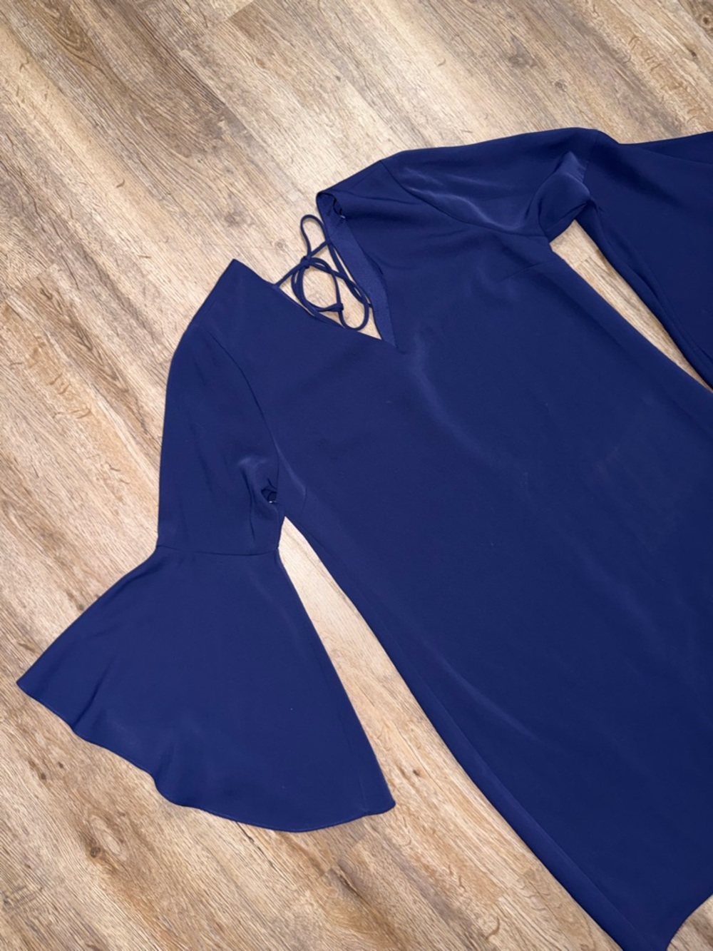 Trina Turk • Nico Ruffle Bell Sleeve Shift Dress - Picture 4 of 13
